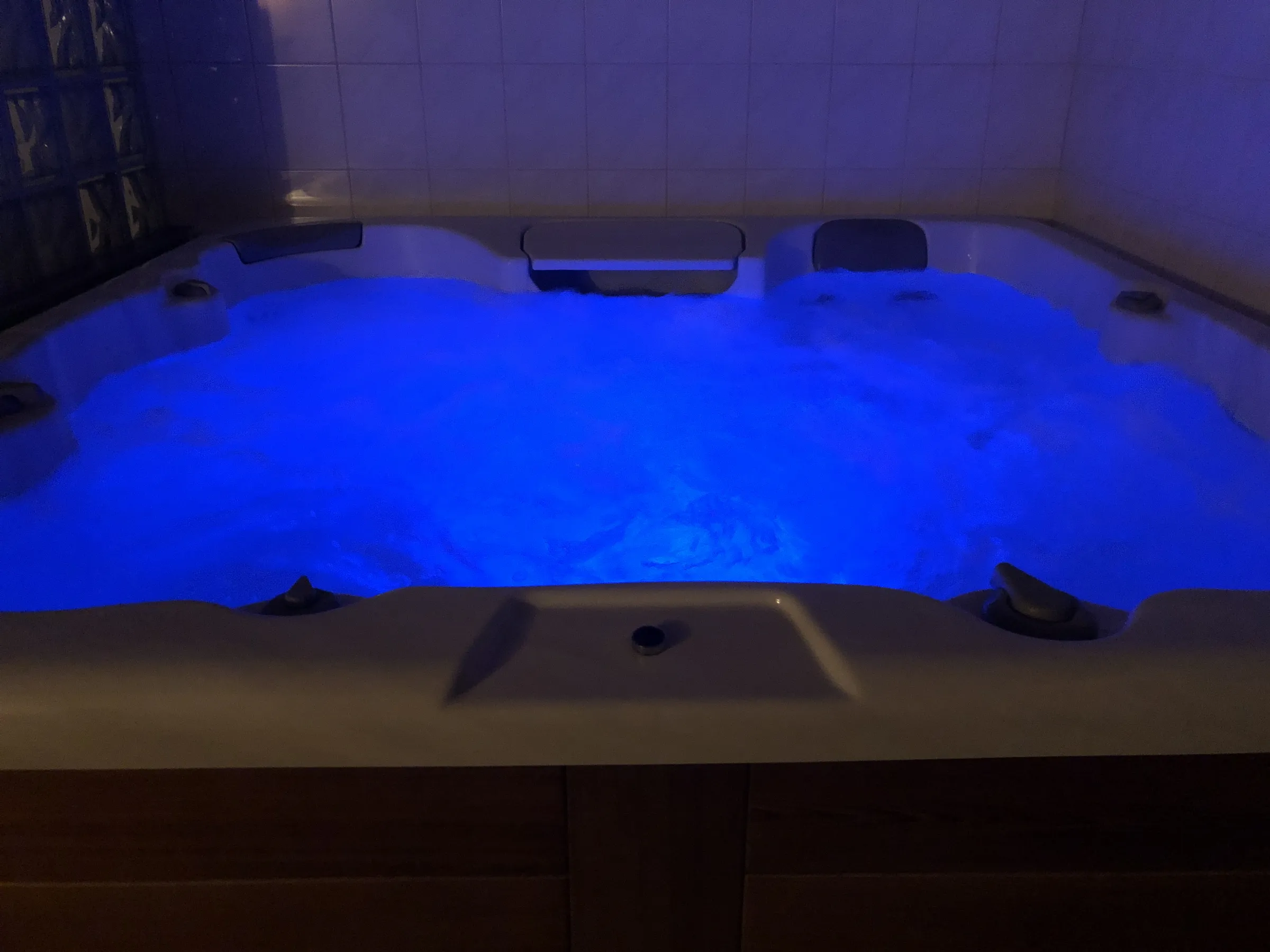 De jacuzzi 's avonds met zijn verschillende kleuren
