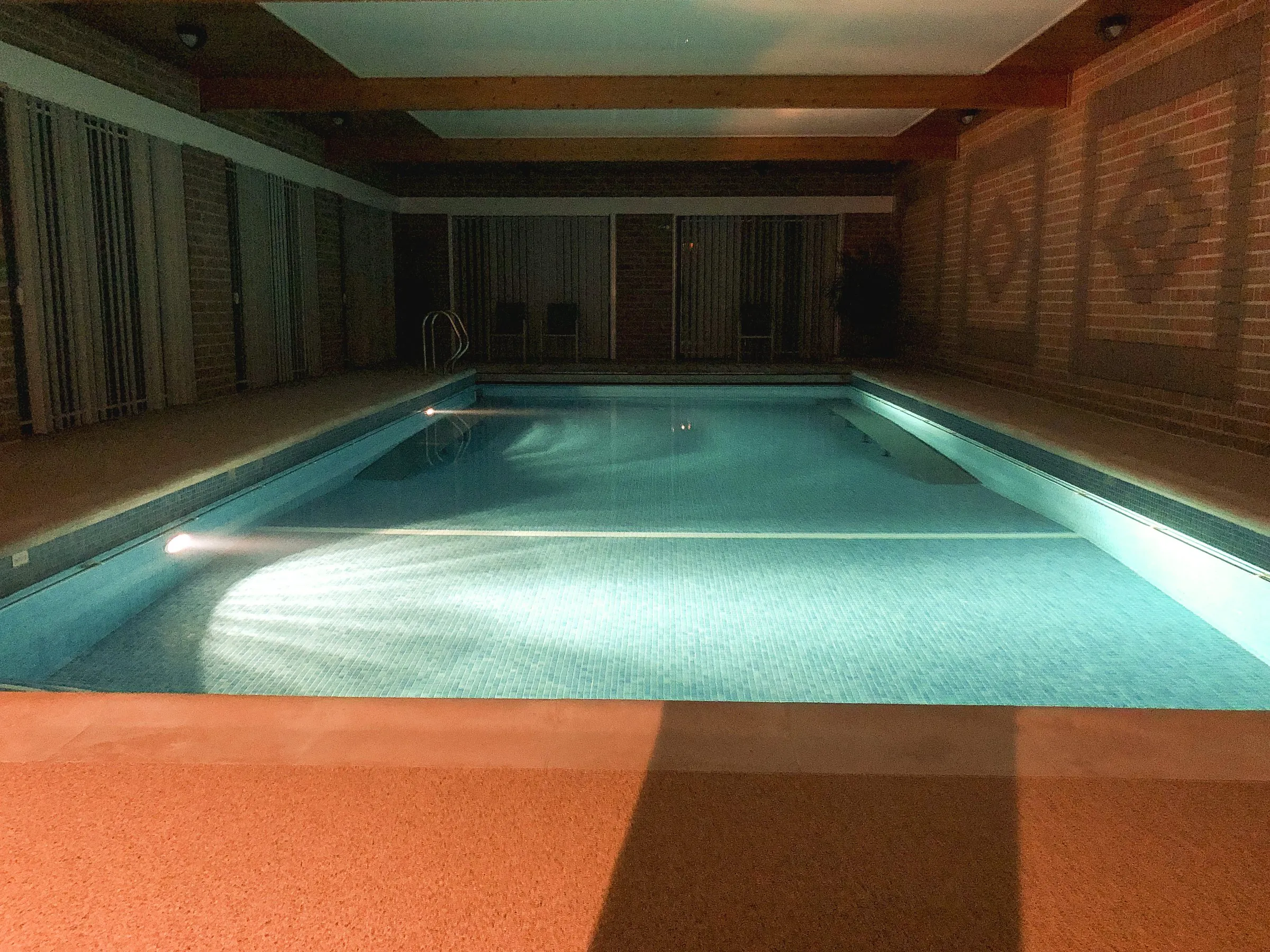 Het zwembad 's avonds, met onderwaterverlichting